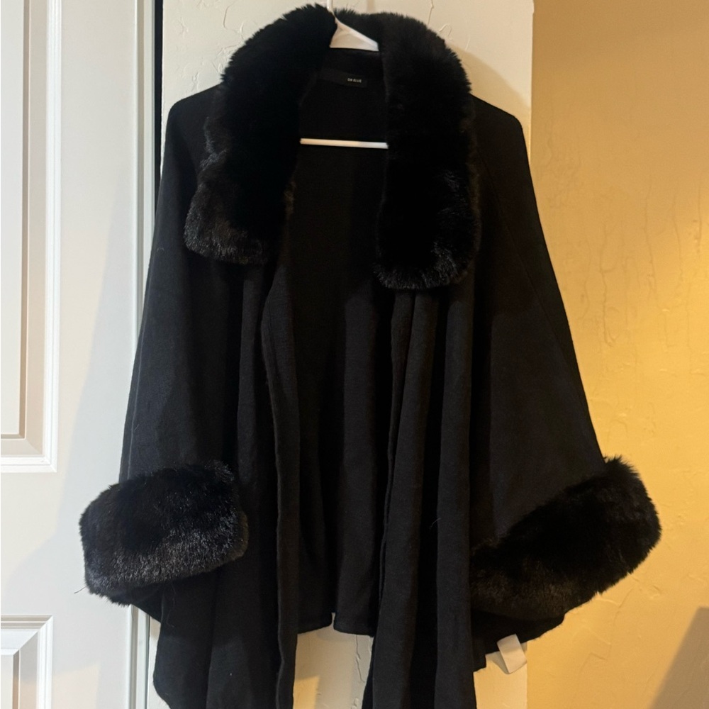 Chic Black Faux Fur Trim Cape